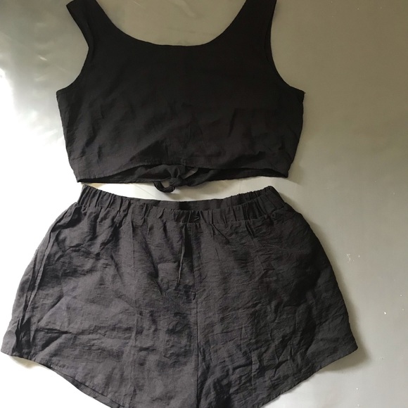 Matching shorts and crop top - Picture 3 of 5